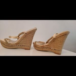 Bebe wedge heel beige tan gold chain link shoe 8.5